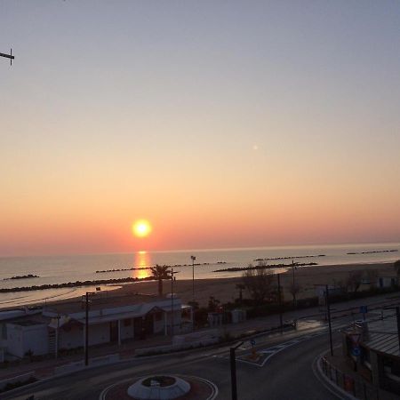 Sunrise Beach House - Sea View Apartment Montesilvano Luaran gambar