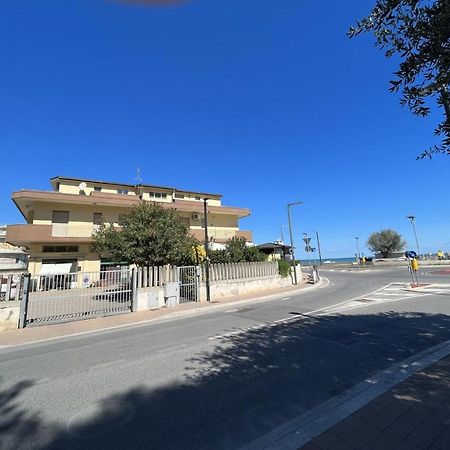 Sunrise Beach House - Sea View Apartment Montesilvano Luaran gambar