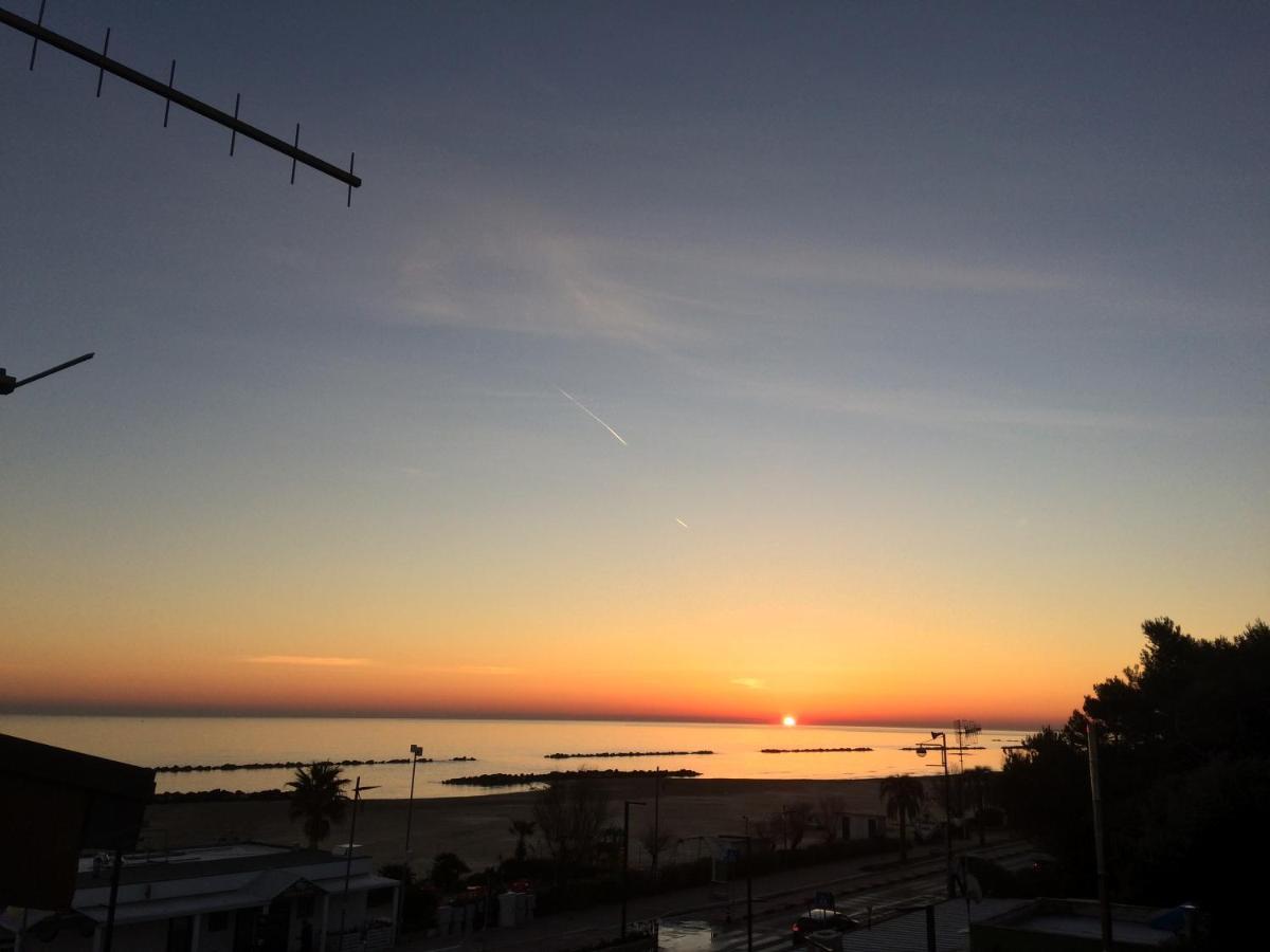Sunrise Beach House - Sea View Apartment Montesilvano Luaran gambar
